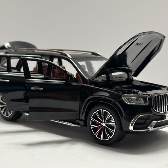 1:24 Mercedes-Benz GLS63 AMG DIECAST with led headlight and taillight Black - Picture 7 of 8